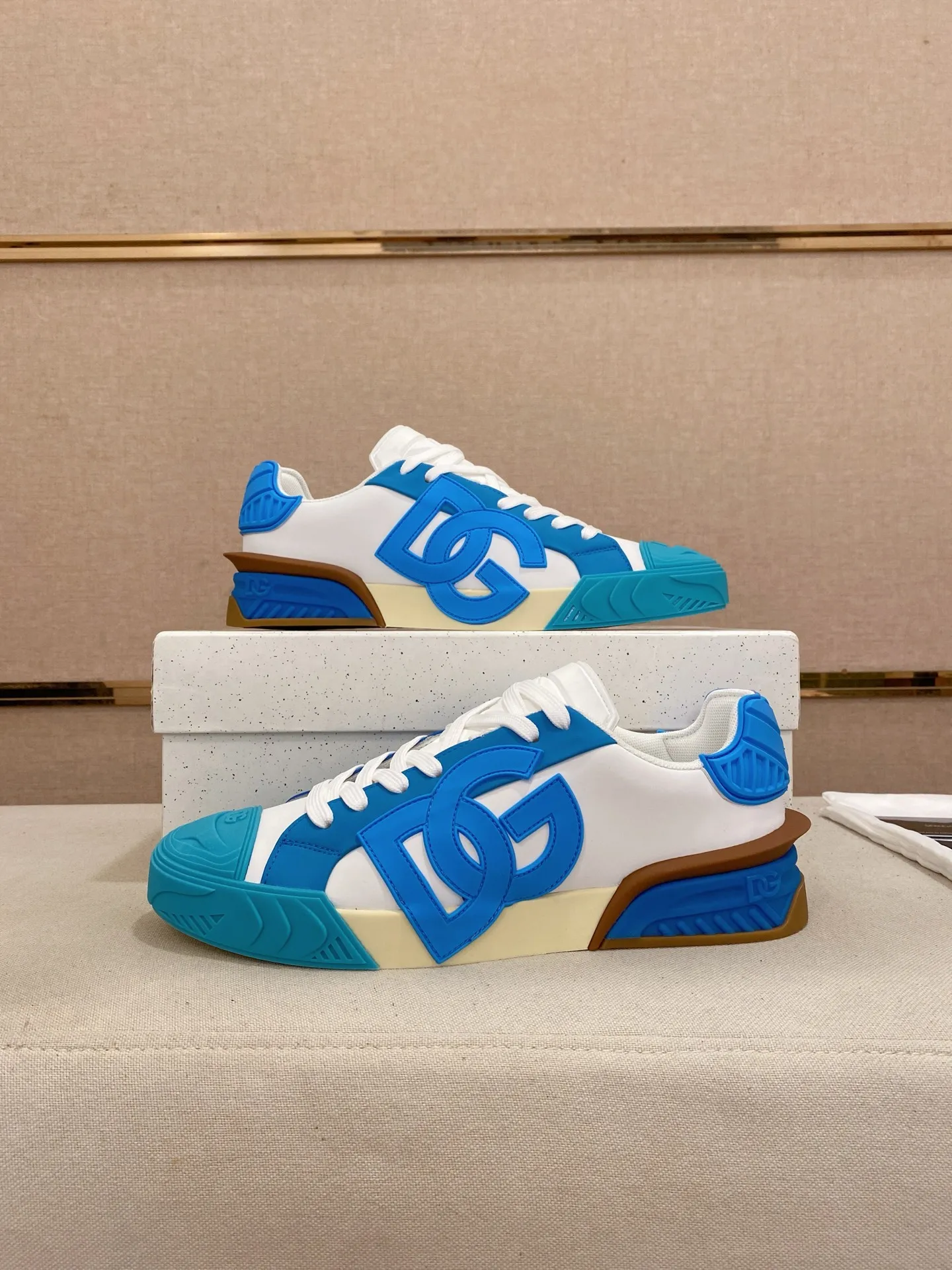 Men's shoes 💰: 660💰 (top quality) The latest sports style DG hot model recommendation, 👉 first launch of men's shoes 😻 I am really crazy about it, top design, impeccable comfort, absolute best-seller, imported cowhide upper, full cowhide lining🐂. Original replica, the latest cool outsole 💥👟Number of codes: 38-44 (45/custom-made, non-refundable)